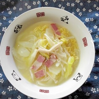 ベーコンと白菜とえのきの塩ラーメン